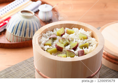 お櫃に入れた さつまいもご飯 お櫃に入れた さつまいもご飯 120095679