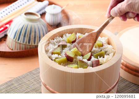 お櫃に入れた さつまいもご飯 120095681
