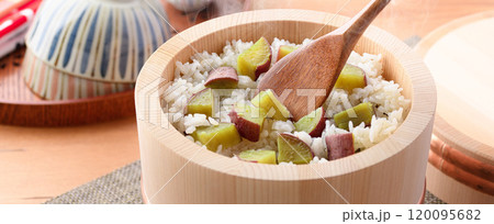 お櫃に入れた さつまいもご飯 120095682