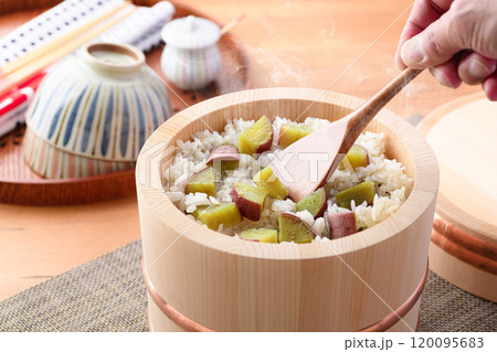 お櫃に入れた さつまいもご飯 お櫃に入れた さつまいもご飯 120095683