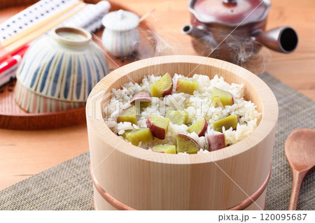 お櫃に入れた さつまいもご飯 120095687
