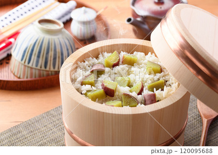 お櫃に入れた さつまいもご飯 お櫃に入れた さつまいもご飯 120095688
