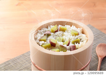 お櫃に入れた さつまいもご飯 お櫃に入れた さつまいもご飯 120095689