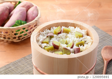 お櫃に入れた さつまいもご飯 120095691