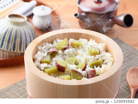 お櫃に入れた さつまいもご飯 お櫃に入れた さつまいもご飯 120095692