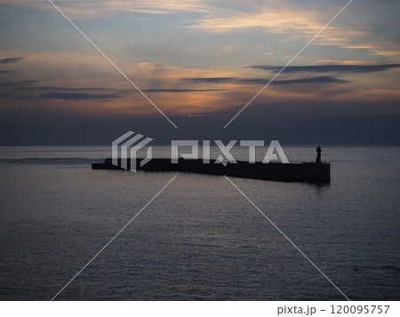晩秋のウトロ漁港の夕暮れ 120095757