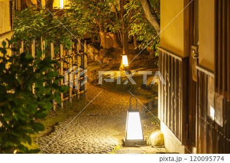秋の京都 風情がある夜の「ねねの小径」 秋の京都 風情がある夜の「ねねの小径」 120095774