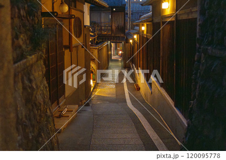 秋の京都　風情がある夜の「石塀小路」 120095778