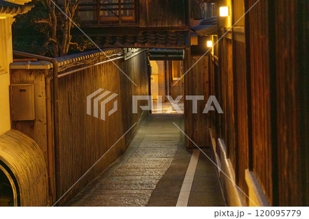 秋の京都　風情がある夜の「石塀小路」 120095779