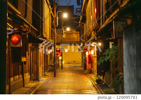 夜の祇園の風情ある街並み 夜の祇園の風情ある街並み 120095781