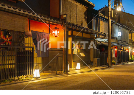 夜の祇園の風情ある街並み 夜の祇園の風情ある街並み 120095782