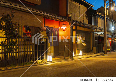 夜の祇園の風情ある街並み 夜の祇園の風情ある街並み 120095783