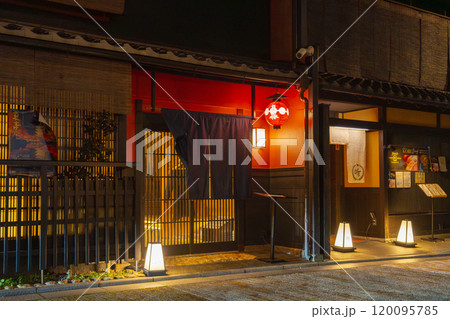 夜の祇園の風情ある街並み 120095785