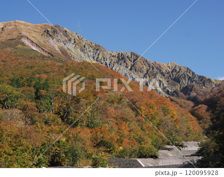 紅葉に染まる沢 紅葉に染まる沢 120095928