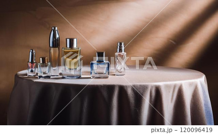 様々な種類の香水やアロマの瓶 120096419