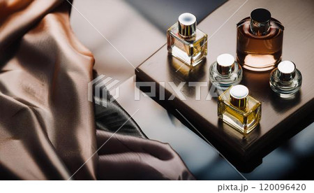 様々な種類の香水やアロマの瓶 120096420