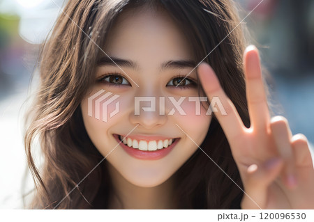 若い日本人女性のピースサイン。元気な笑顔 若い日本人女性のピースサイン。元気な笑顔 120096530