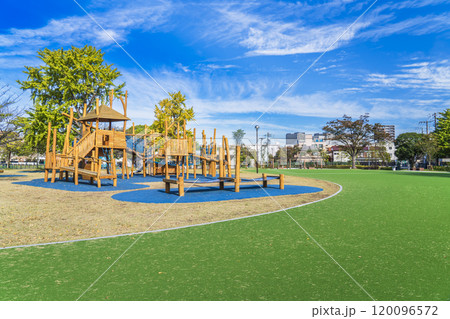 川崎・富士見公園　遊具のある広場の風景【神奈川県・川崎市】 120096572