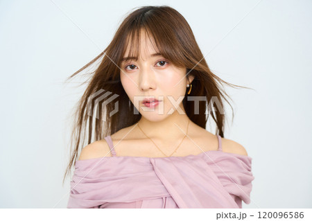 若い日本人女性のファッションポートレート 120096586