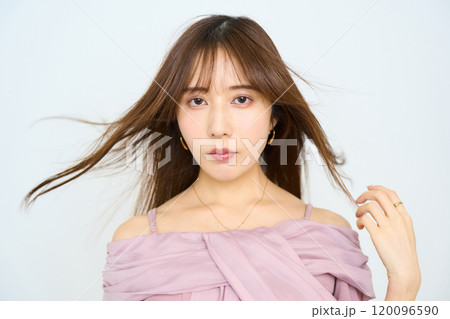 若い日本人女性のファッションポートレート 120096590