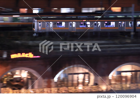 中央線の快速電車が行き交う万世橋の夜景 中央線の快速電車が行き交う万世橋の夜景 120096904