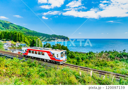三陸鉄道 青い海を背景に走る列車（吉浜－唐丹） 120097139
