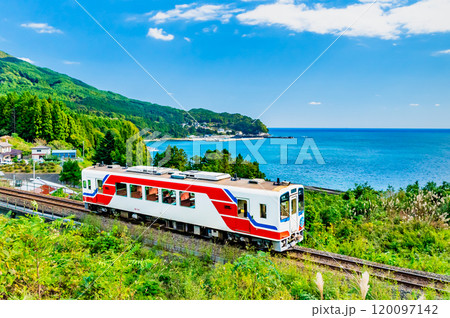 三陸鉄道 青い海を背景に走る列車(吉浜-唐丹) 三陸鉄道 青い海を背景に走る列車(吉浜-唐丹) 120097142