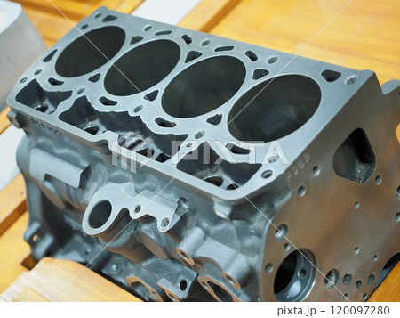 エンジンの部品（シリンダーブロック） 120097280
