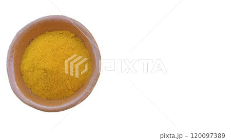 素焼きの器に盛ったターメリックパウダー（クローズアップ、白バック、文字スペース） 120097389