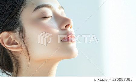若くて綺麗な女性モデルの横顔の美容ポートレート 120097393