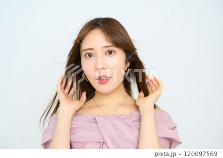 若い日本人女性のファッションポートレート 120097569