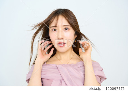 若い日本人女性のファッションポートレート 若い日本人女性のファッションポートレート 120097573