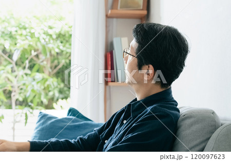 ソファで考えるミドル男性 ソファで考えるミドル男性 120097623