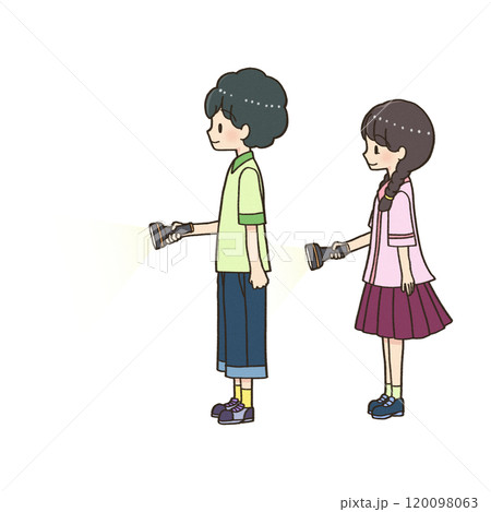 懐中電灯を手に持って立つ男の子と女の子 120098063
