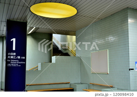 小田急線　和泉多摩川駅ホーム、改札口の風景 120098410