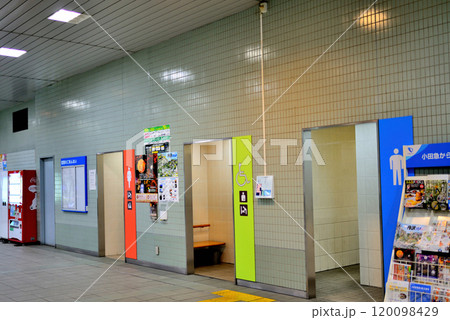 小田急線　和泉多摩川駅ホーム、改札口の風景 120098429