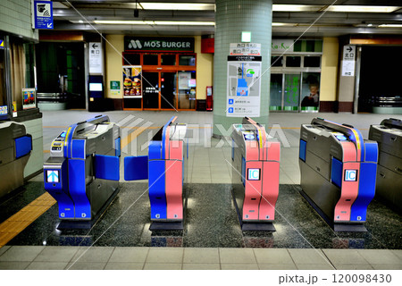 小田急線　和泉多摩川駅ホーム、改札口の風景 120098430