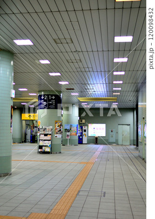 小田急線　和泉多摩川駅ホーム、改札口の風景 120098432