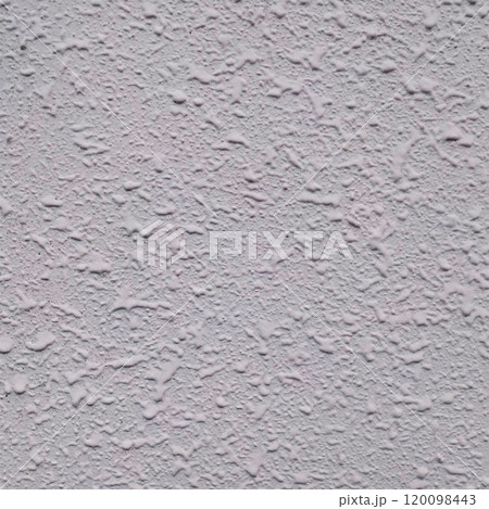 白いペンキで塗装された壁の写真です。でこぼこした質感の壁です。 120098443