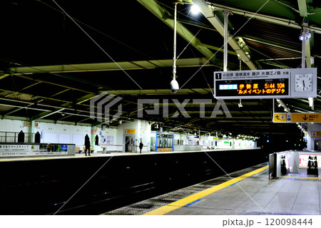 小田急線　和泉多摩川駅ホーム、改札口の風景 120098444