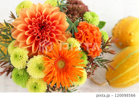秋のフラワーアレンジ 120098566