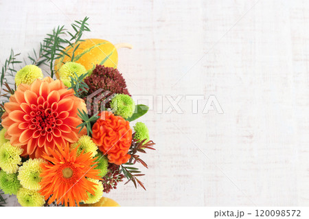 秋のフラワーアレンジ 120098572