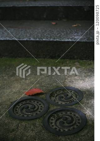 寺院の参道の軒丸瓦 寺院の参道の軒丸瓦 120098725