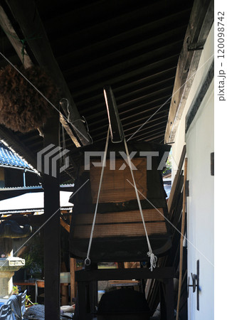 古い農家の納屋の駕篭 古い農家の納屋の駕篭 120098742