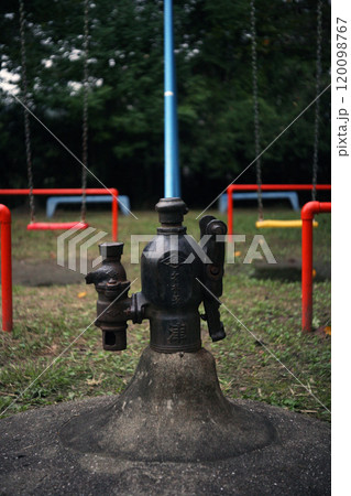 児童公園の手押しポンプ 120098767