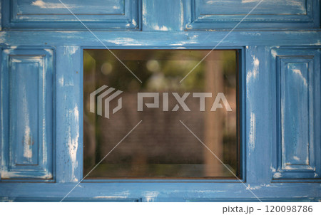 レトロな木製のドア 120098786