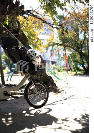 児童公園の子供乗せ自転車 児童公園の子供乗せ自転車 120098794