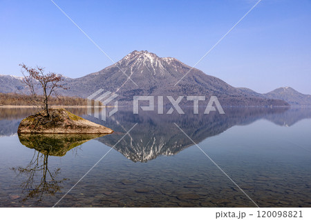北海道千歳市、支笏湖の水鏡に映る恵庭岳と盆栽岩【4月】 北海道千歳市、支笏湖の水鏡に映る恵庭岳と盆栽岩【4月】 120098821