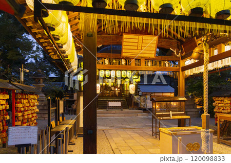 夜の京都 安井金比羅宮 拝殿・本殿 夜の京都 安井金比羅宮 拝殿・本殿 120098833