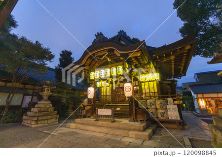 夜の京都　安井金比羅宮　本殿 120098845
